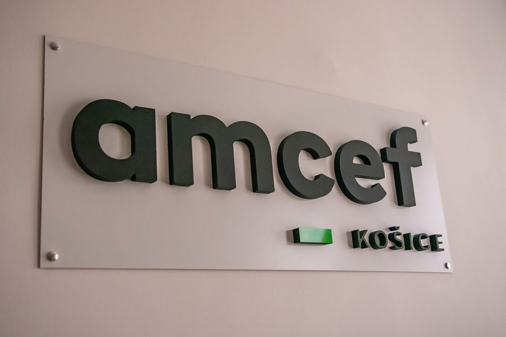 amcef logo, ktoré je zavesené v košiciach v kancelárií